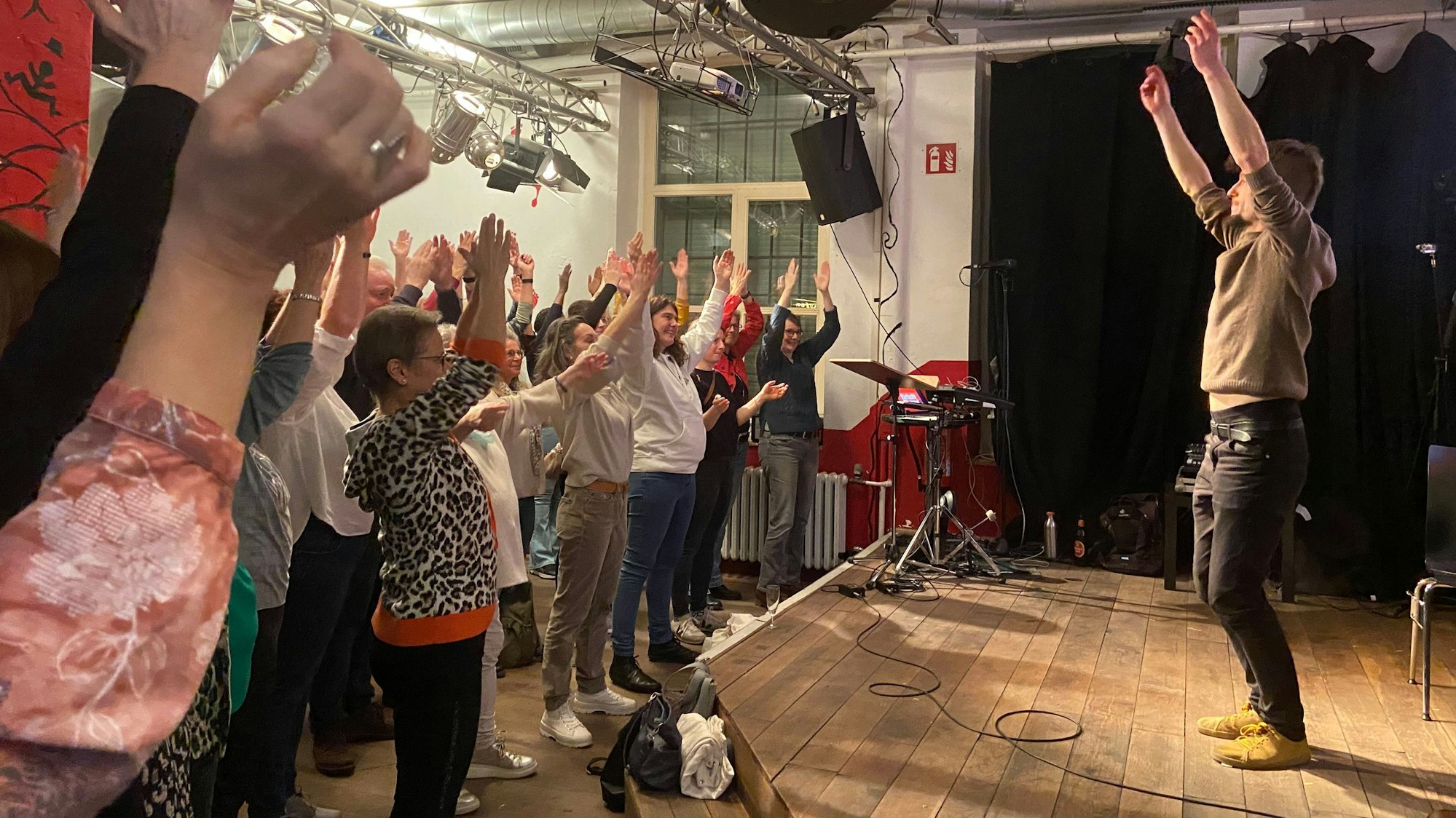 Aufwärmübung bei Einfach singen- Mitsingkonzert