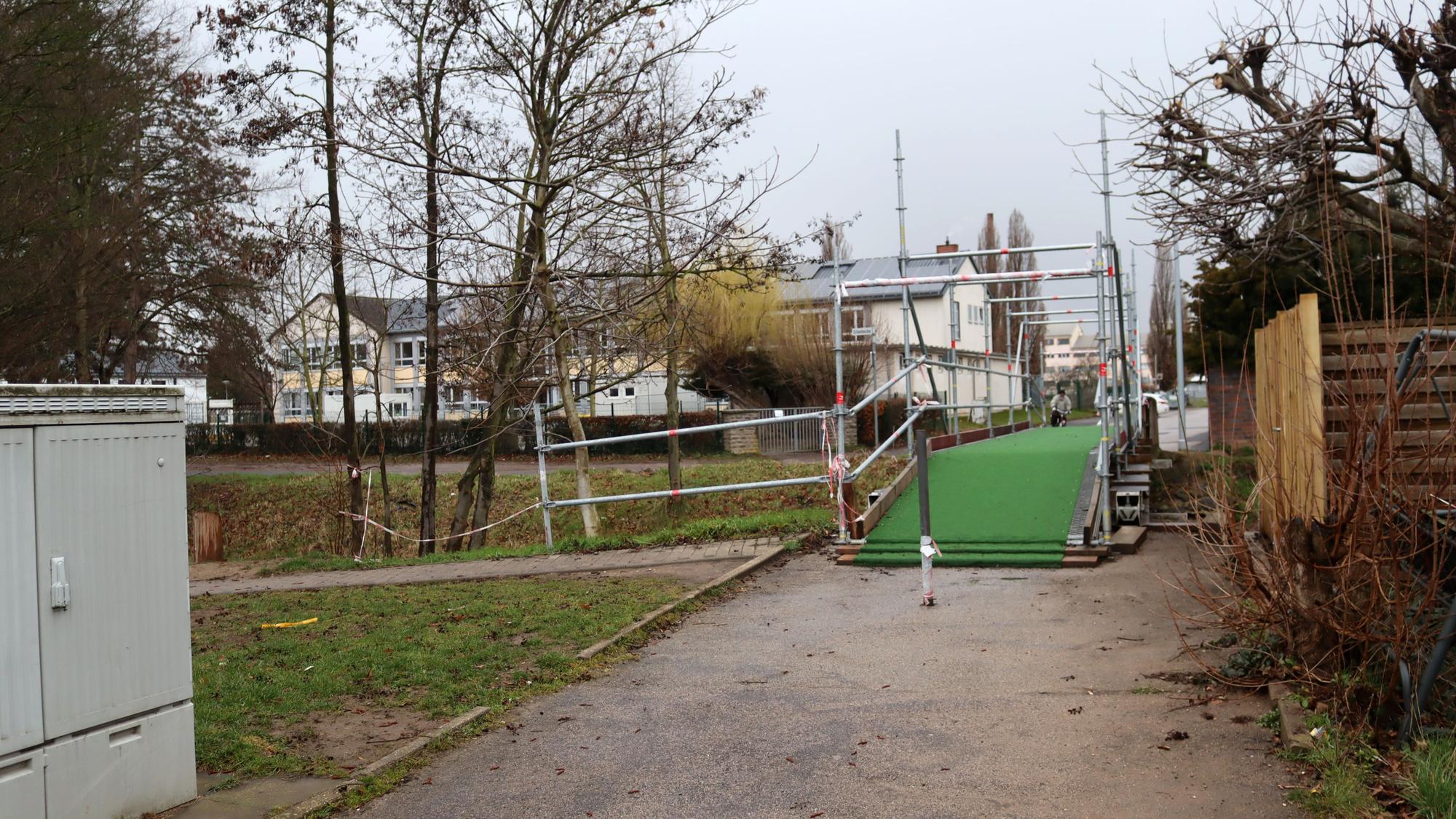 Die Fußgängerbrücke vor der Grundschule, hier das Provisorium