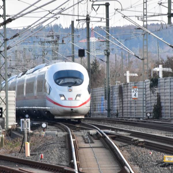 Ein ICE fährt in den Bahnhof Siegburg/Bonn ein.