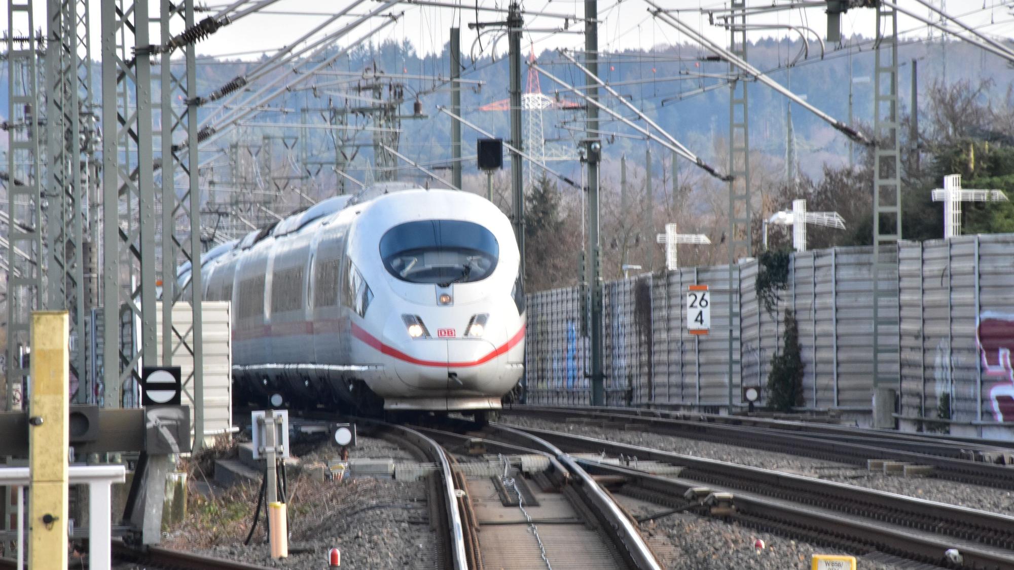 Ein ICE-Zug fährt in den Bahnhof Siegburg/Bonn ein.