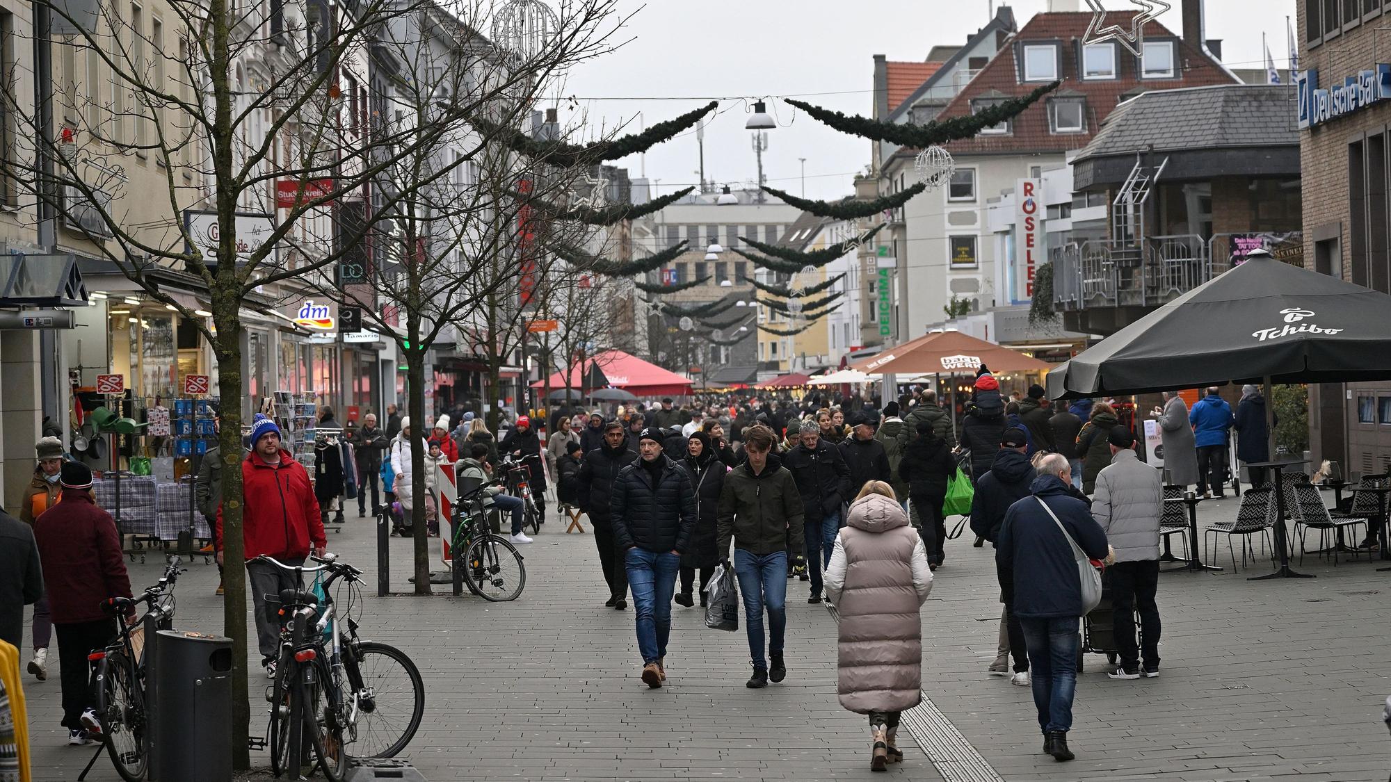 Menschentrauben laufen durch die Gladbacher Fußgängerzone.