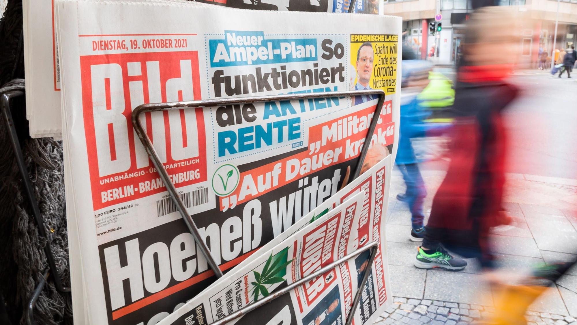 Die Boulevardzeitung „Bild“ wird an einem Kiosk zum Verkauf angeboten.