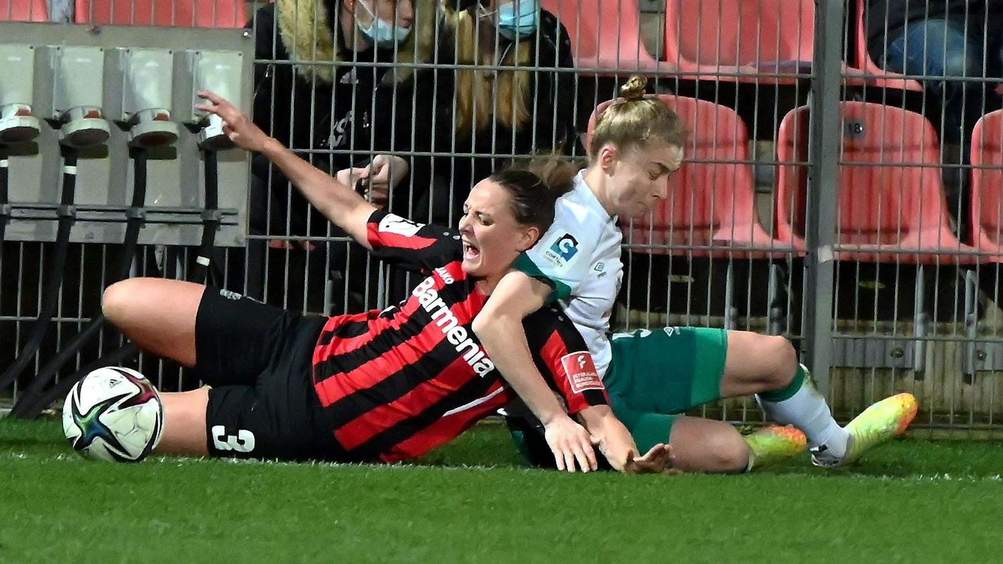 Fußball
Frauen Bundesliga
Bayer 04 Leverkusen - SV Werder Bremen
links: Verena Wieder (Bayer)
Foto: Uli Herhaus