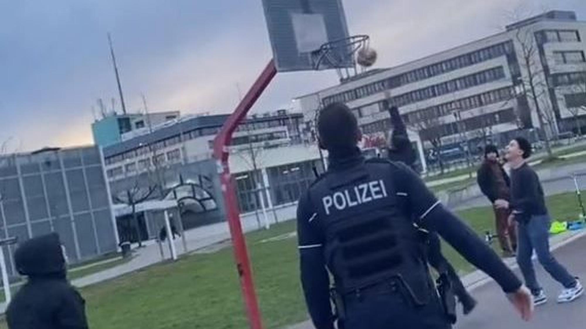 Jugendliche spielen Basketball.