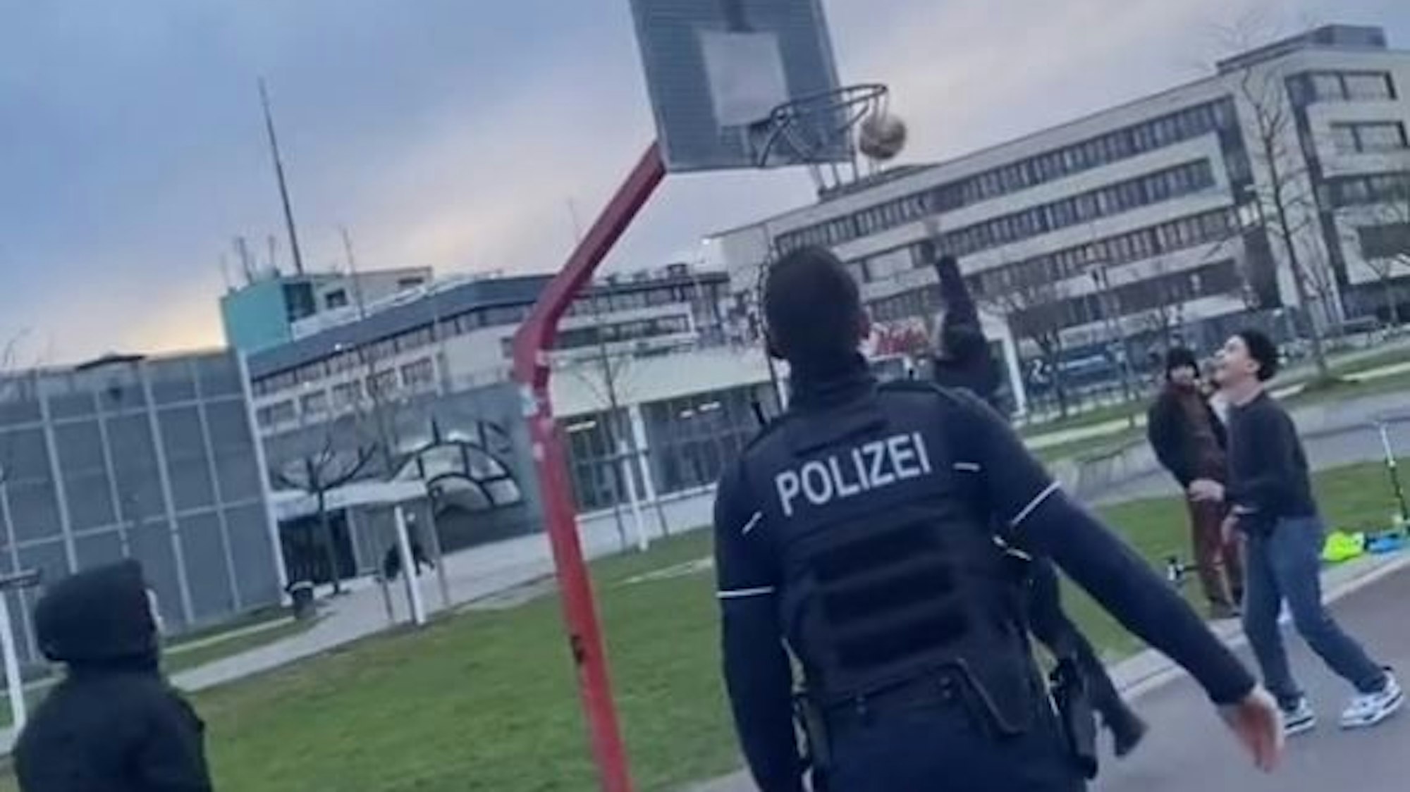 Jugendliche spielen Basketball.