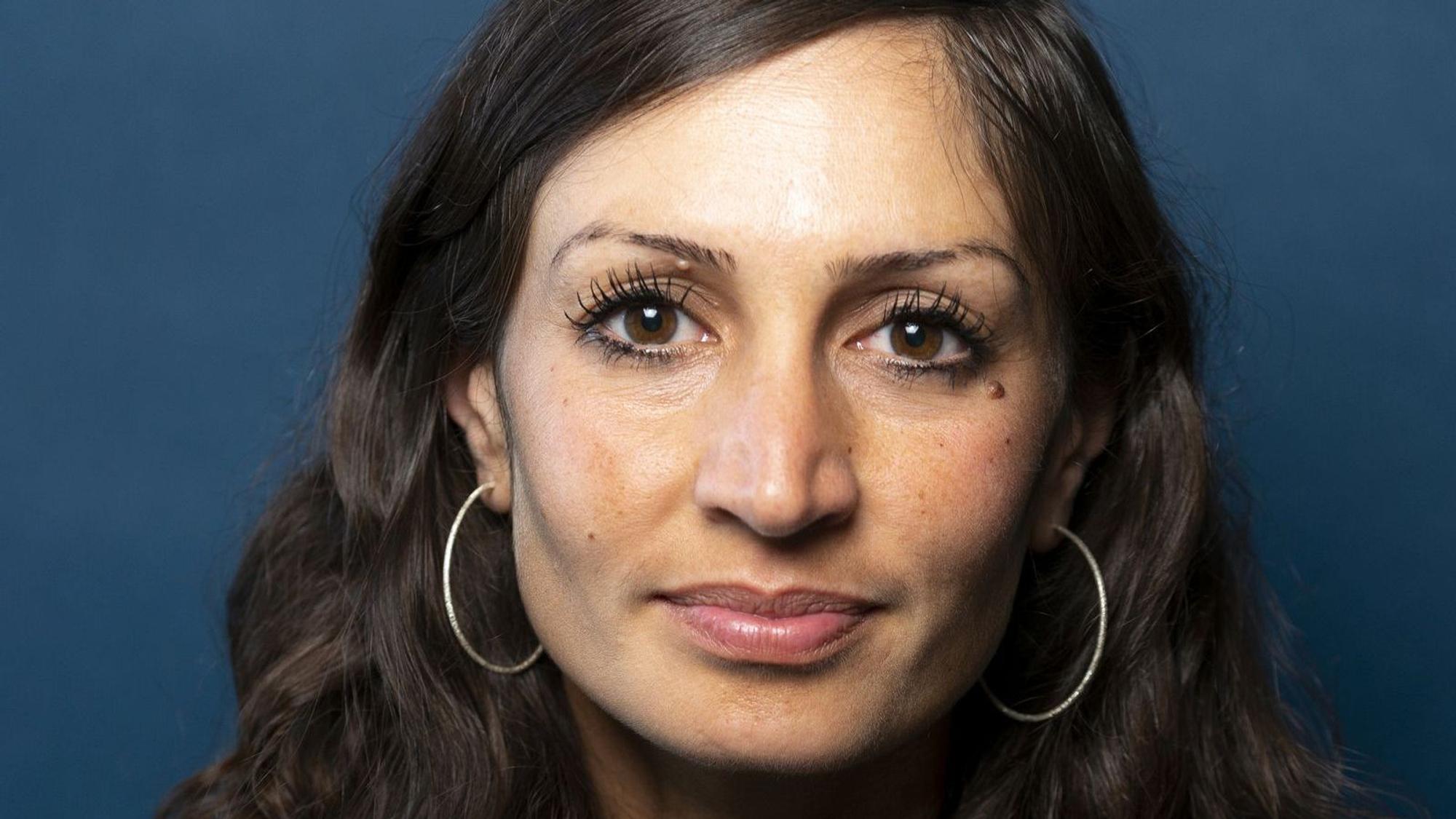 Gilda Sahebi lächelt in die Kamera.