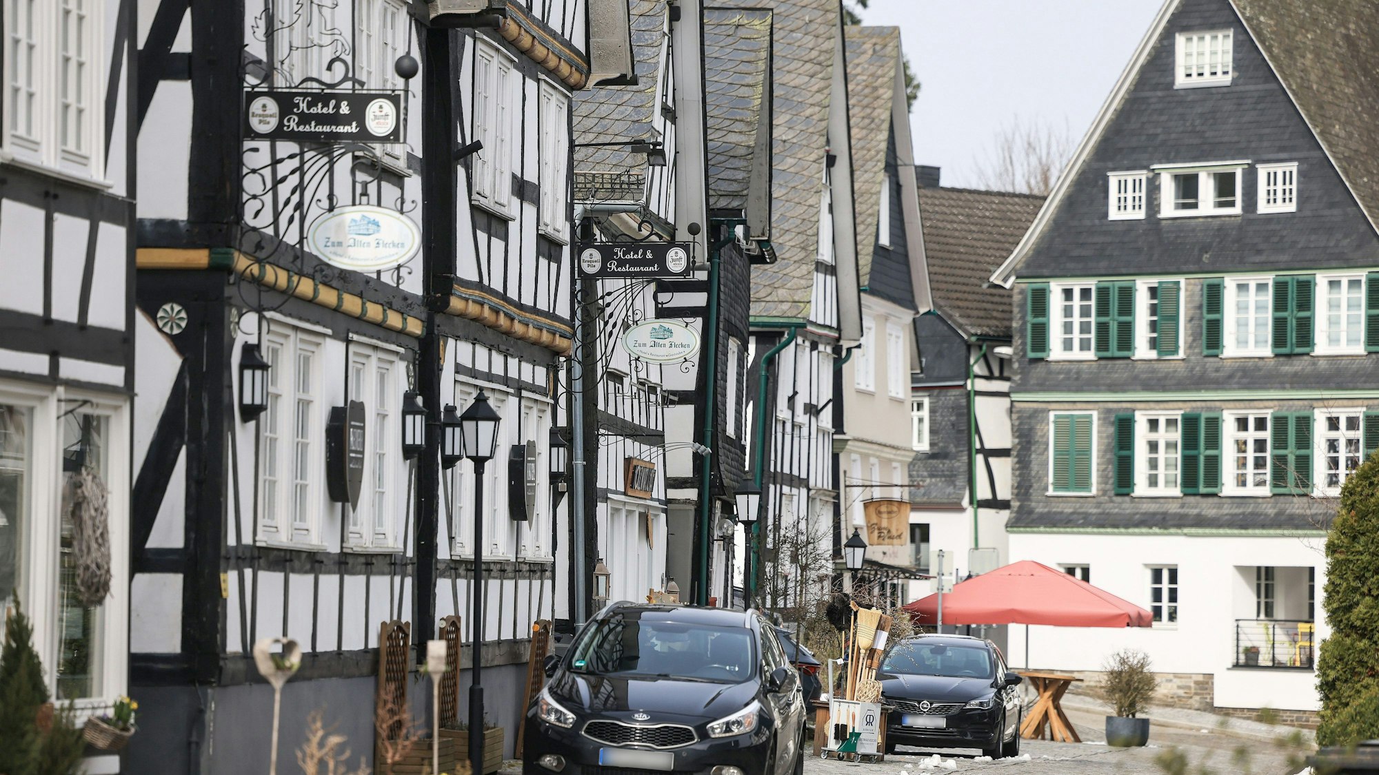 Fachwerkhäuser und Autos sind in der Altstadt zu sehen. An der Schule des getöteten zwölfjährigen Mädchens Luise im südlichen Nordrhein-Westfalen sollen die Schülerinnen und Schüler nach ausführlichen Gesprächen allmählich wieder nach Stundenplan unterrichtet werden. Luise war am 11. März 2023 mit zahlreichen Messerstichen getötet worden.