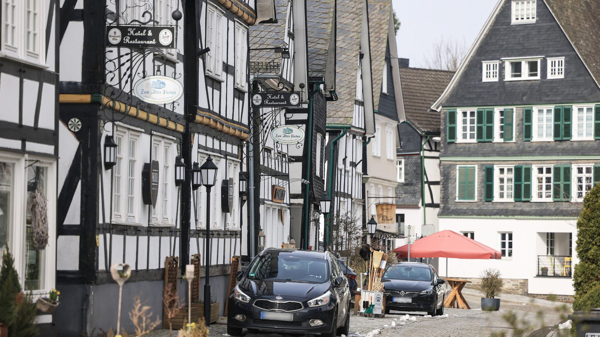 Freudenberg in Nordrhein-Westfalen: Fachwerkhäuser und Autos sind in der Altstadt zu sehen. Die Familien der mutmaßlichen Täterinnen haben den Ort inzwischen verlassen.