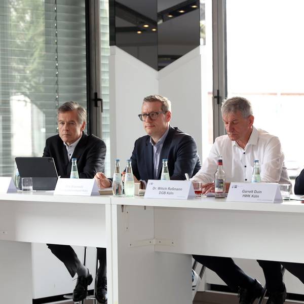 Uwe Vetterlein (IHK), Dirk Wasmuth (Arbeitgeber), Witich Roßmann (DGB), Garrelt Duin (Handwerkskammer) bei einer Pressekonferenz