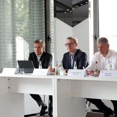 Uwe Vetterlein (IHK), Dirk Wasmuth (Arbeitgeber), Witich Roßmann (DGB), Garrelt Duin (Handwerkskammer) bei einer Pressekonferenz