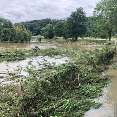 Staße und Landschaft sind überschwemmt