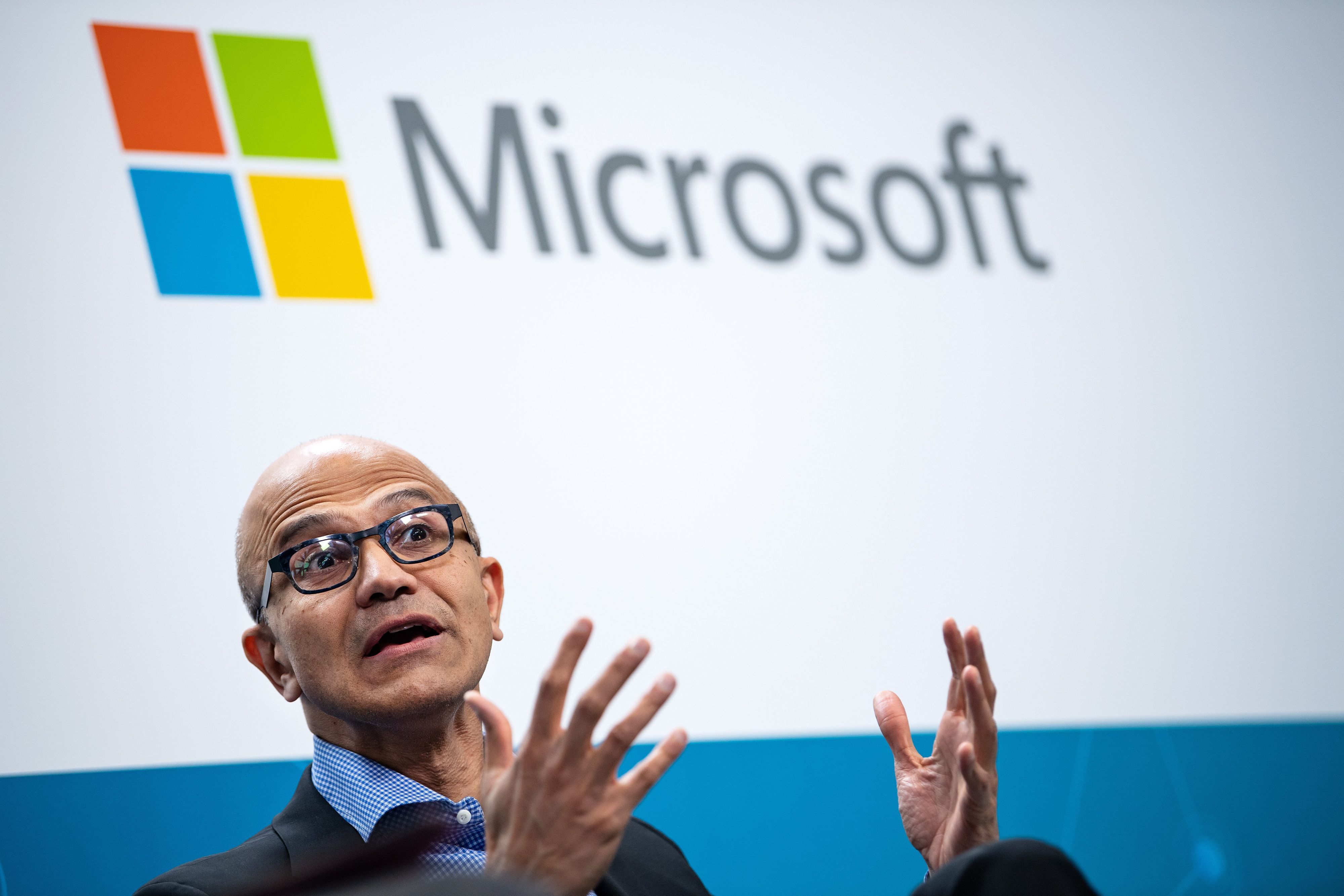 Satya Nadella, CEO von Microsoft, sitzt anlässlich eines gemeinsamen Presse-Gesprächs mit dem Vorstandsvorsitzenden von Volkswagen im Volkswagen Digital Lab in Friedrichshain.