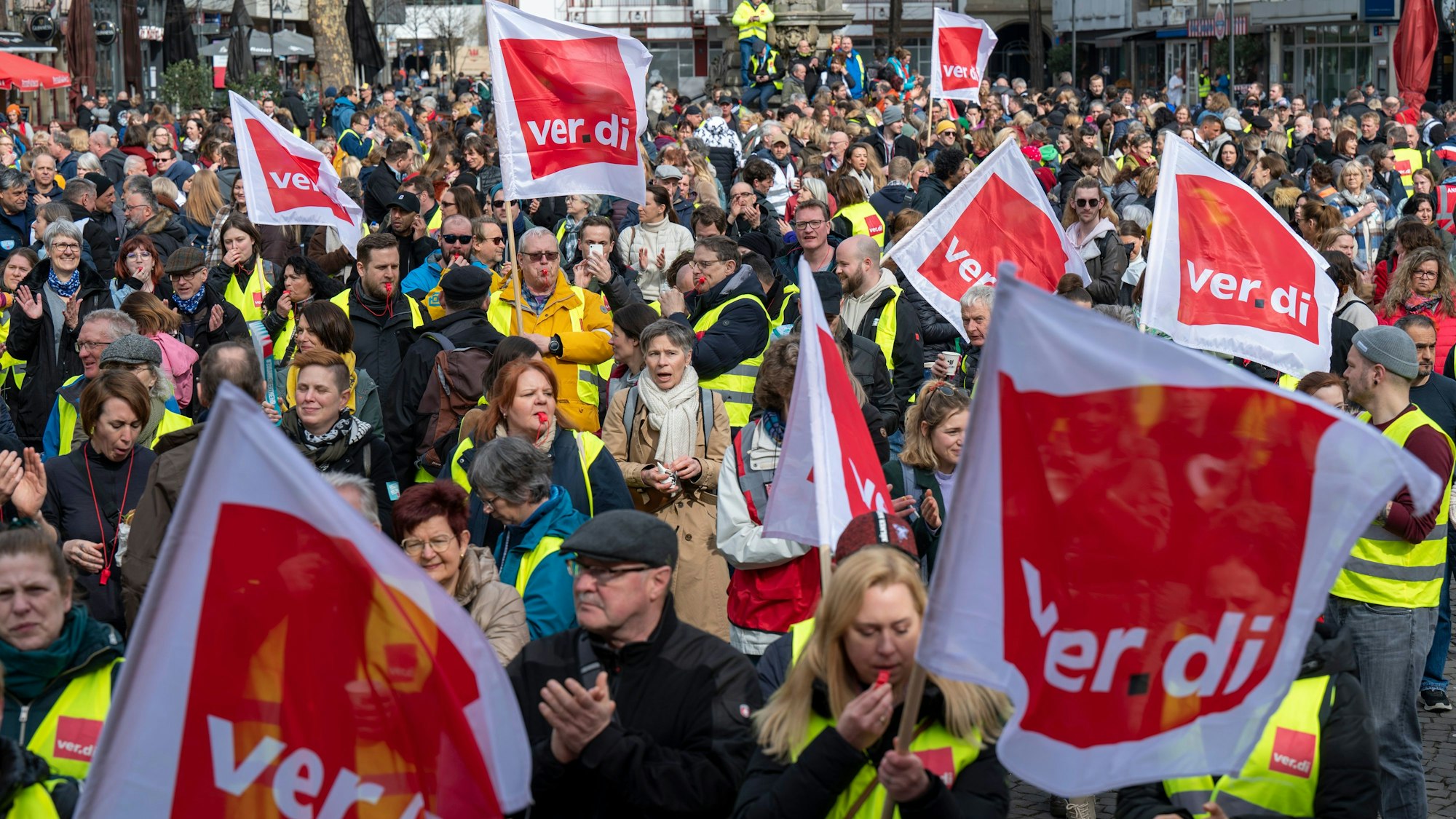 Streikende von Verdi auf dem Alter Markt.