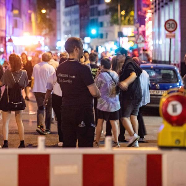 Security überwacht abends die Schaafenstraße. Im Mauritiusviertel wird besonders an den Wochenenden lang und laut gefeiert.