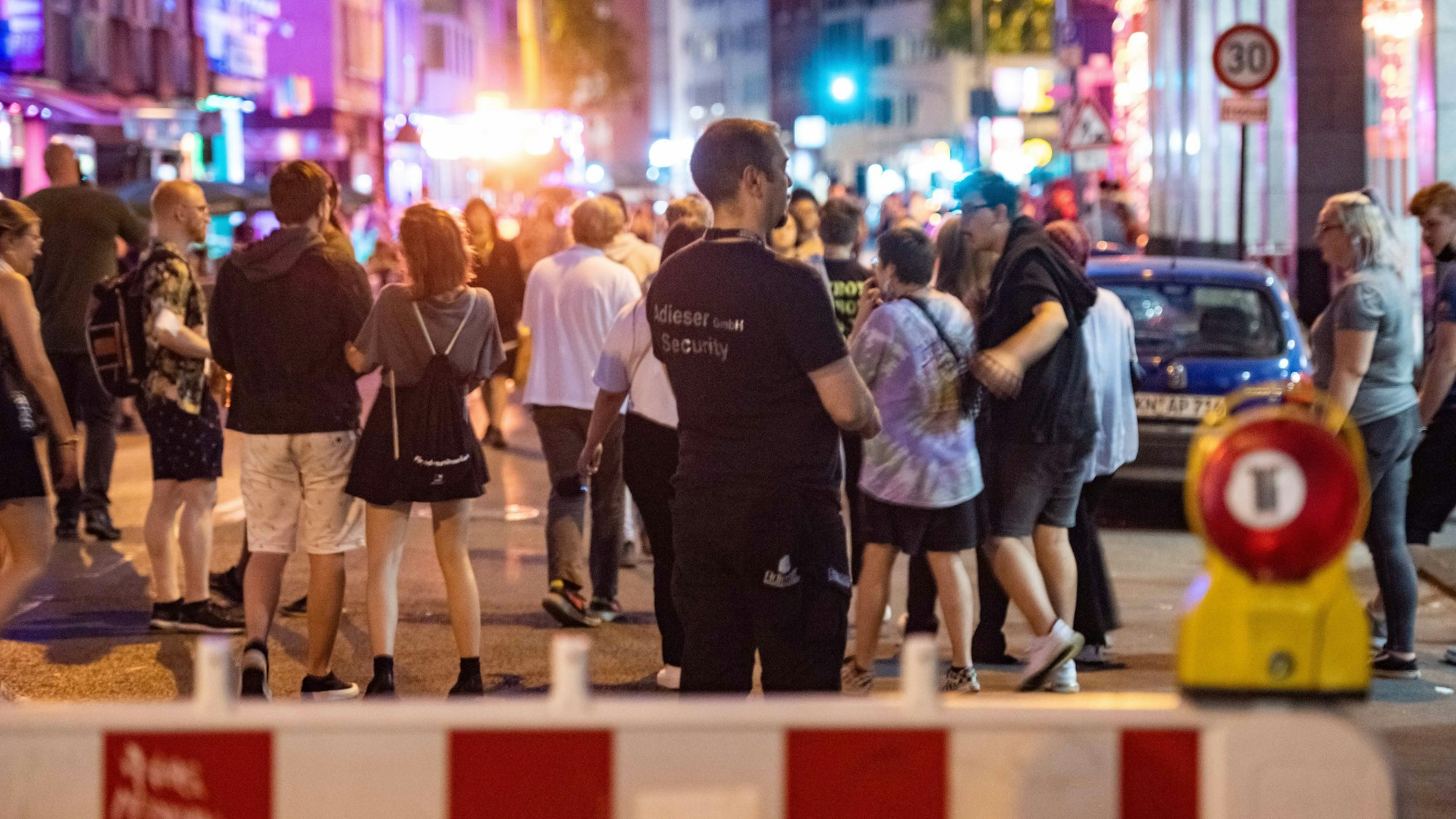 Security überwacht abends die Schaafenstraße. Im Mauritiusviertel wird besonders an den Wochenenden lang und laut gefeiert.