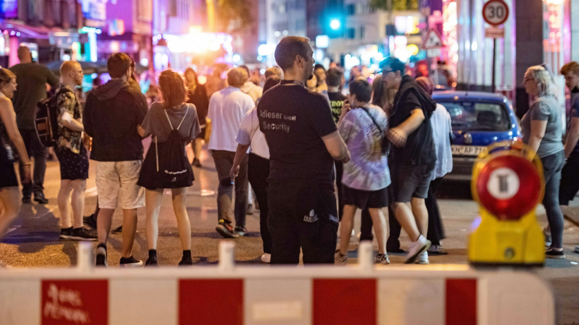 Security überwacht abends die Schaafenstraße.