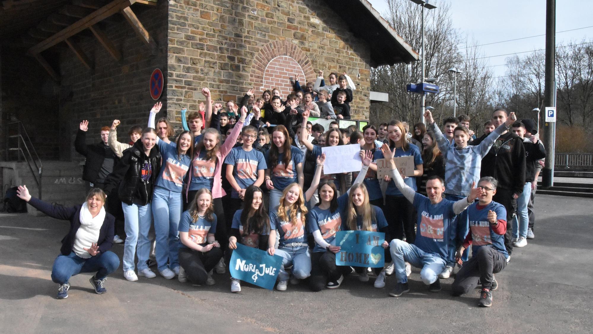 Eine Gruppe Schüler vor der Abfahrt nach Leipzig.