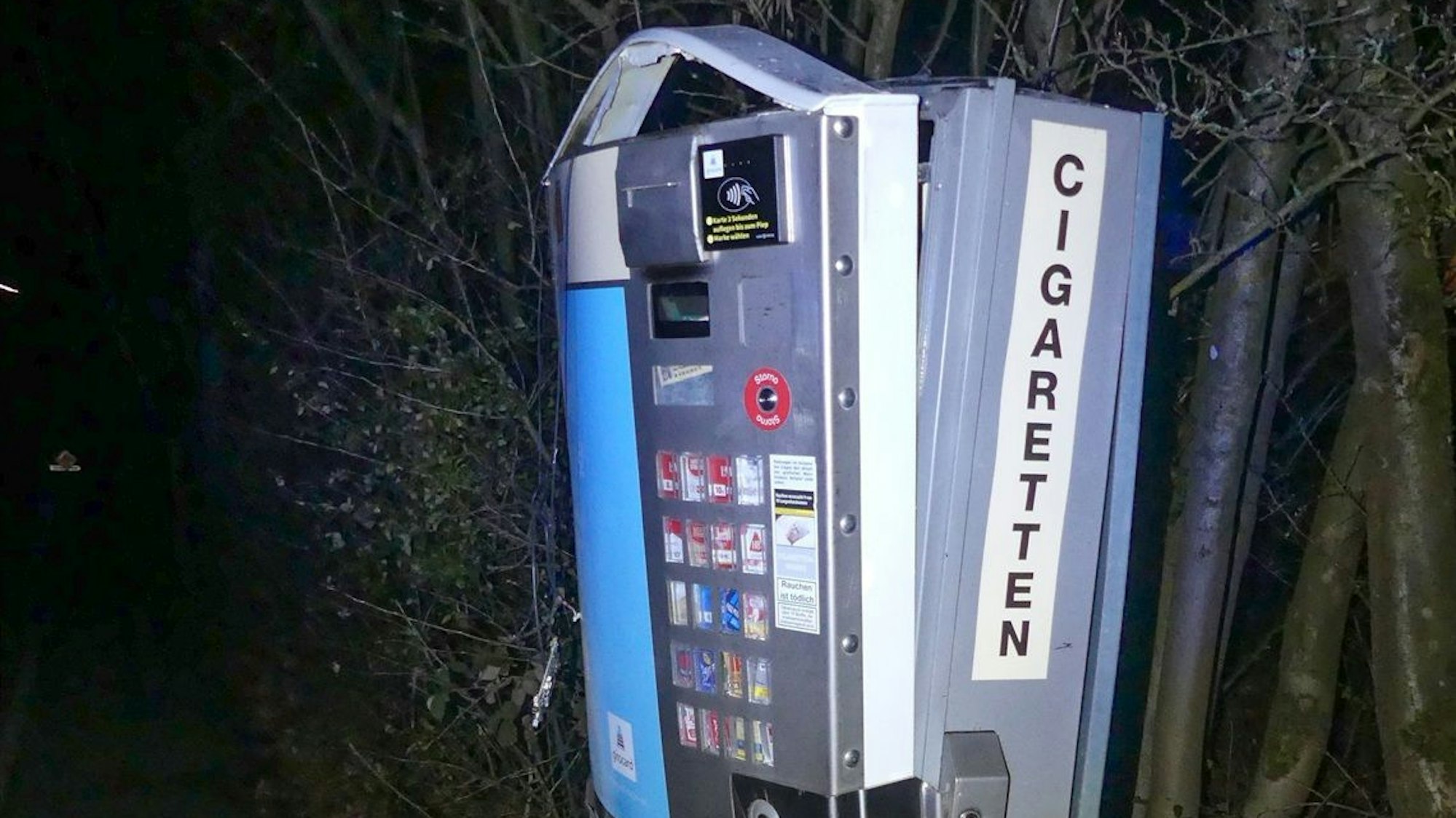 Ein gesprengter Zigarettenautomat.