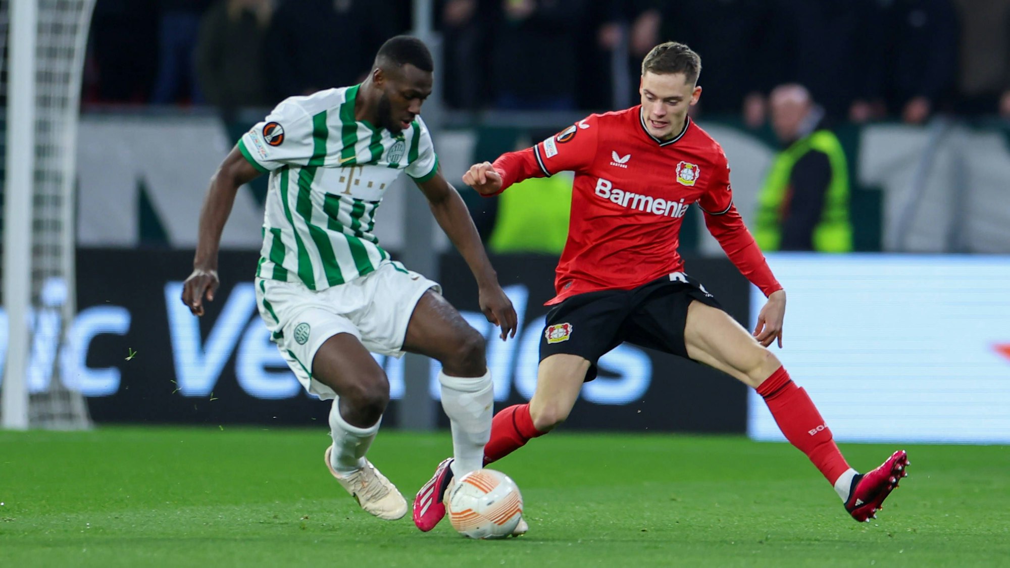 Leverkusens Florian Wirtz (r.), hier beim Europa-League-Spiel gegen Ferencváros Budapest.