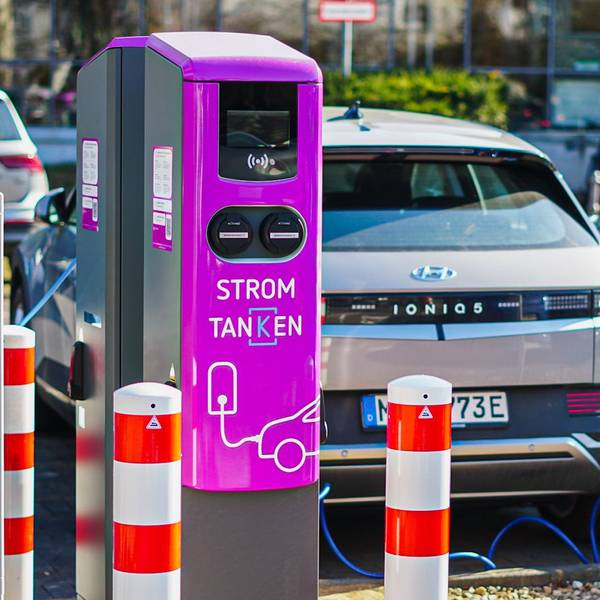 Ein Elektroauto lädt an einer neuen Ladestation in Kerpen.