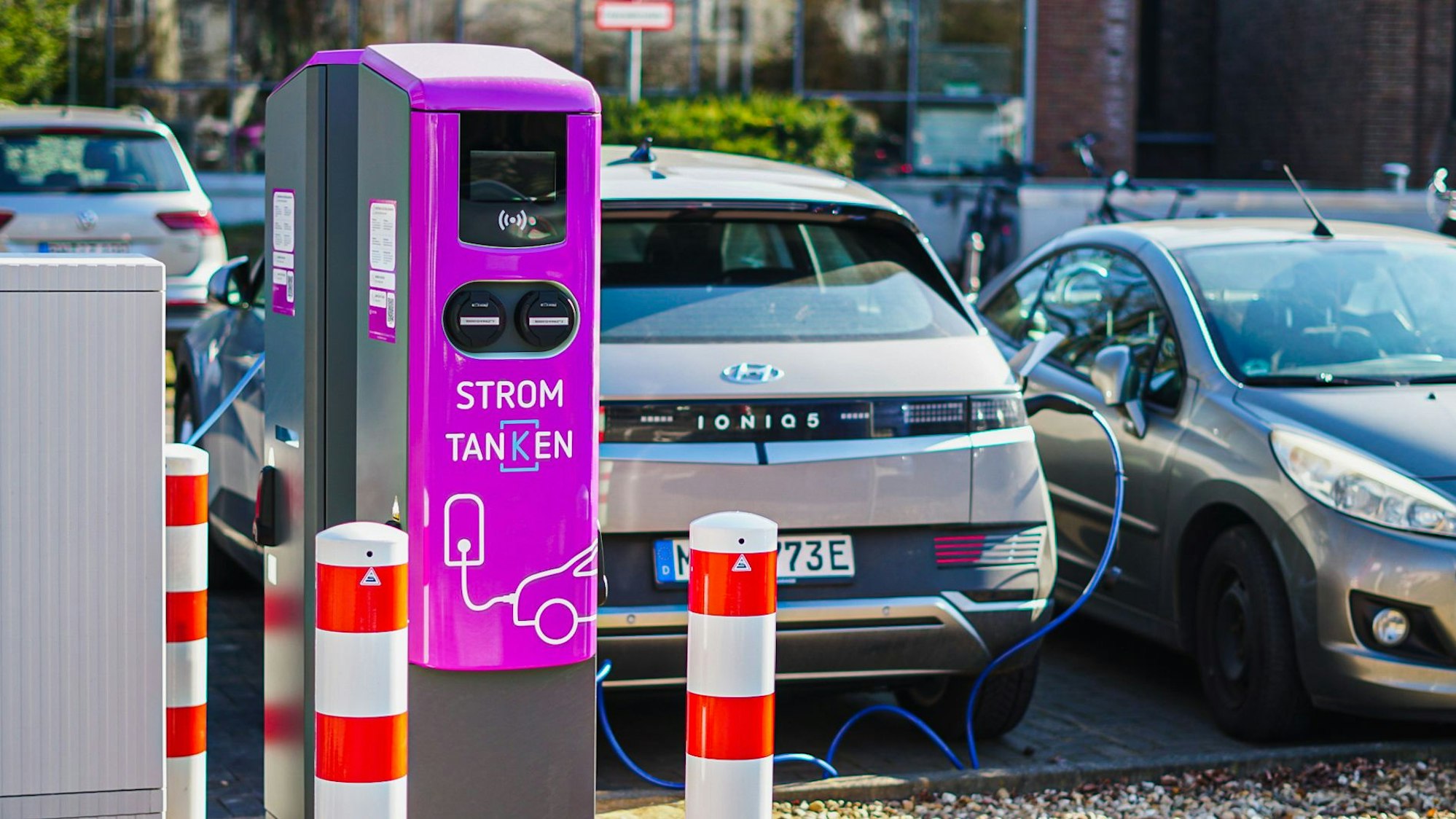 Ein Elektroauto lädt an einer neuen Ladestation in Kerpen.
