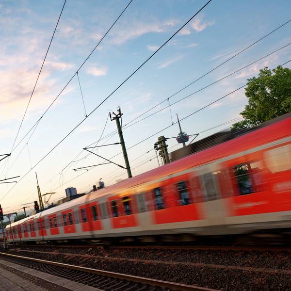 Eine S-Bahn fährt am frühen Morgen Richtung Kölner Innenstadt. (Symbolbild)