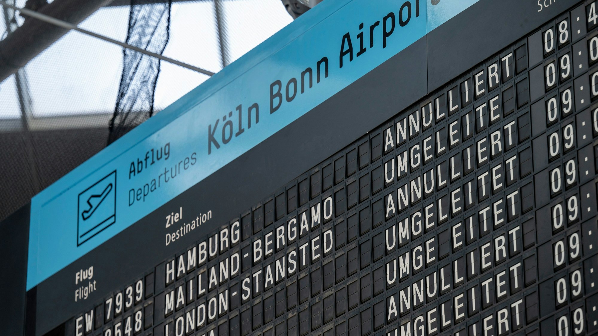Die Airport-Anzeigetafel am Streiktag. Verdi hatte zur Arbeitsniederlegung aufgerufen.