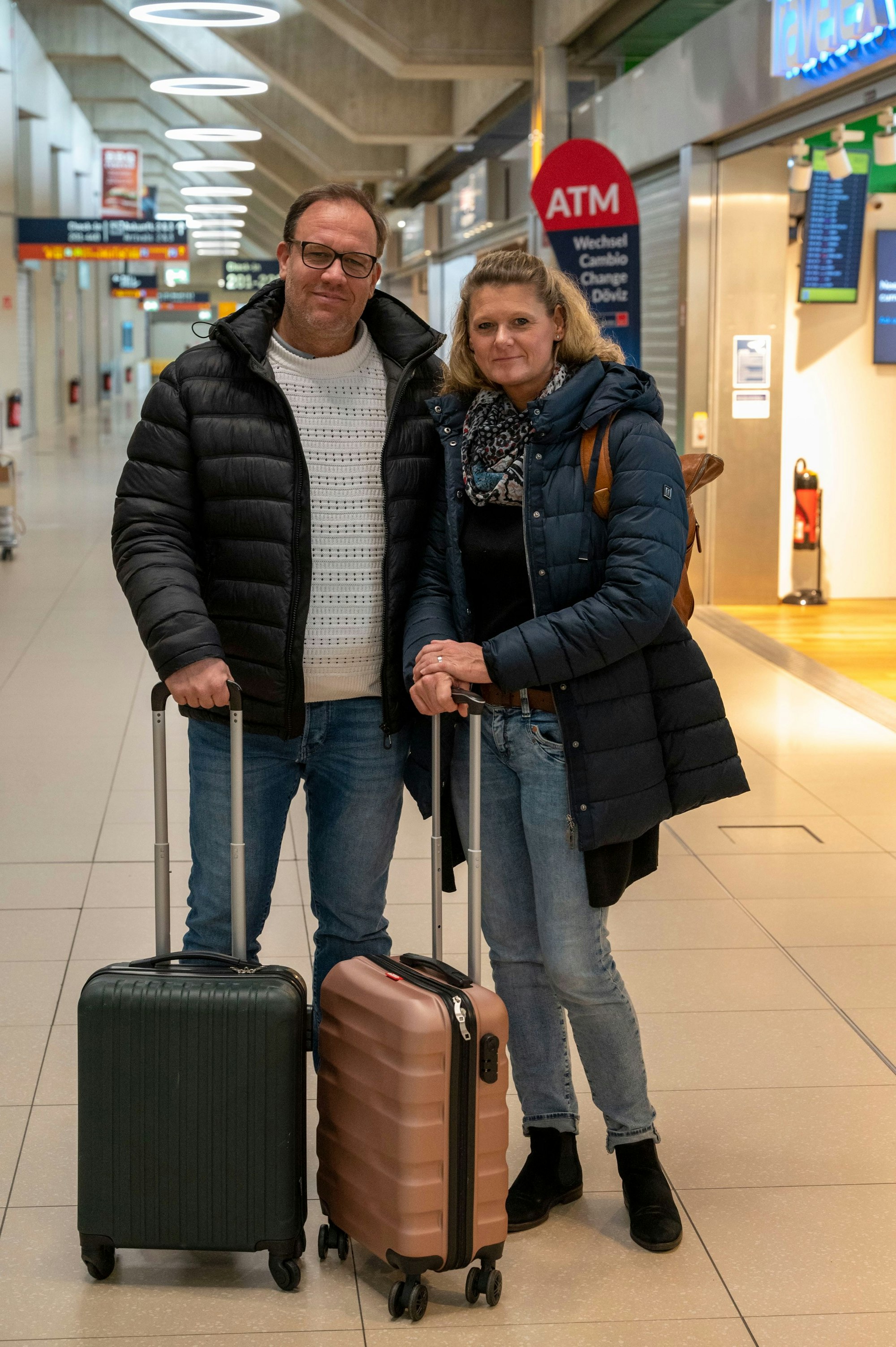 Christian und Karen Schütten stehen mit ihrem Gepäck am Flughafen Köln/Bonn.
