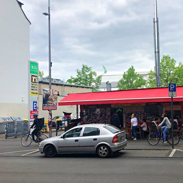 Das Bild zeigt einen Dönerladen.