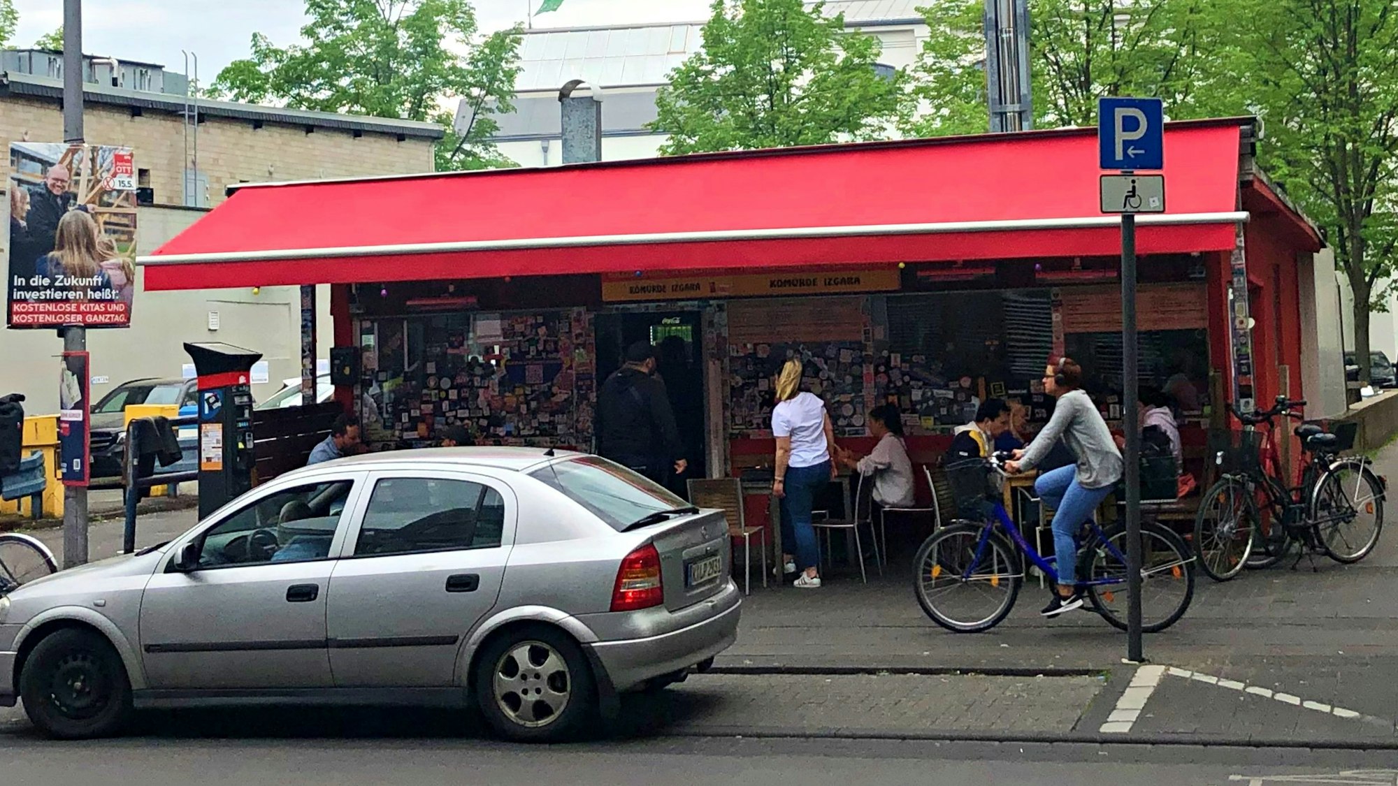 Das Bild zeigt einen Dönerladen.