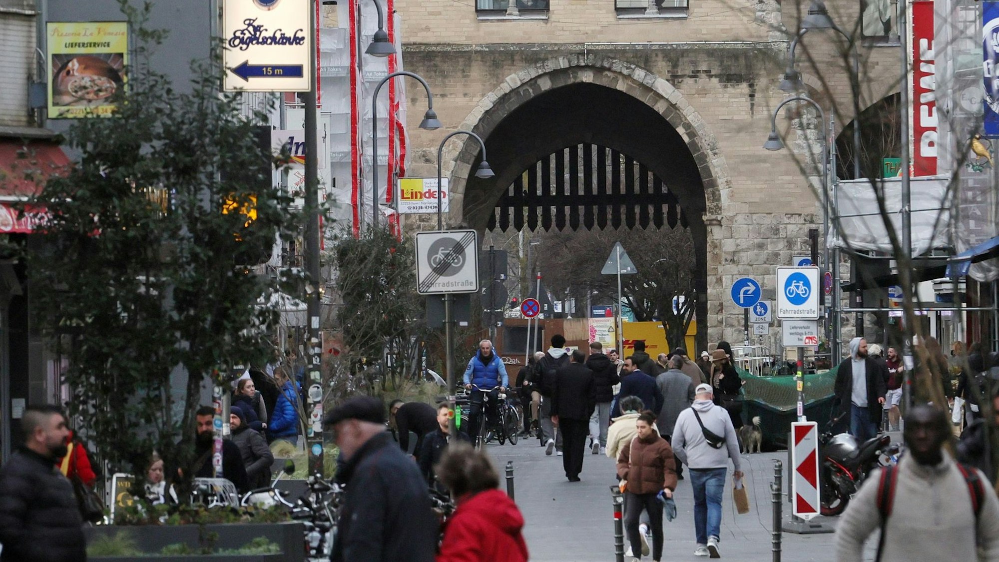 Pssanten in der Fußgängerzone.