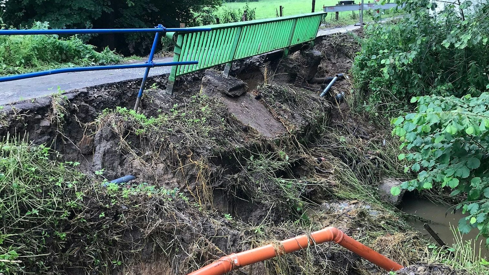 Alte Brücke über Ölbach in Leverkusen-Pattscheid nach der Regenflut