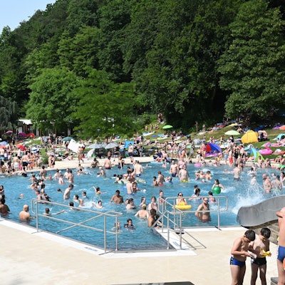 Im Freibad Hoffnungsthal war am ersten Öffnungstag ein großer Andrang.