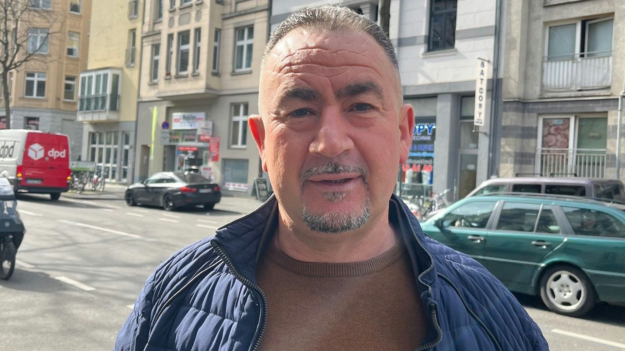 Ibrahim steht an der Neusser Straße in Nippes.