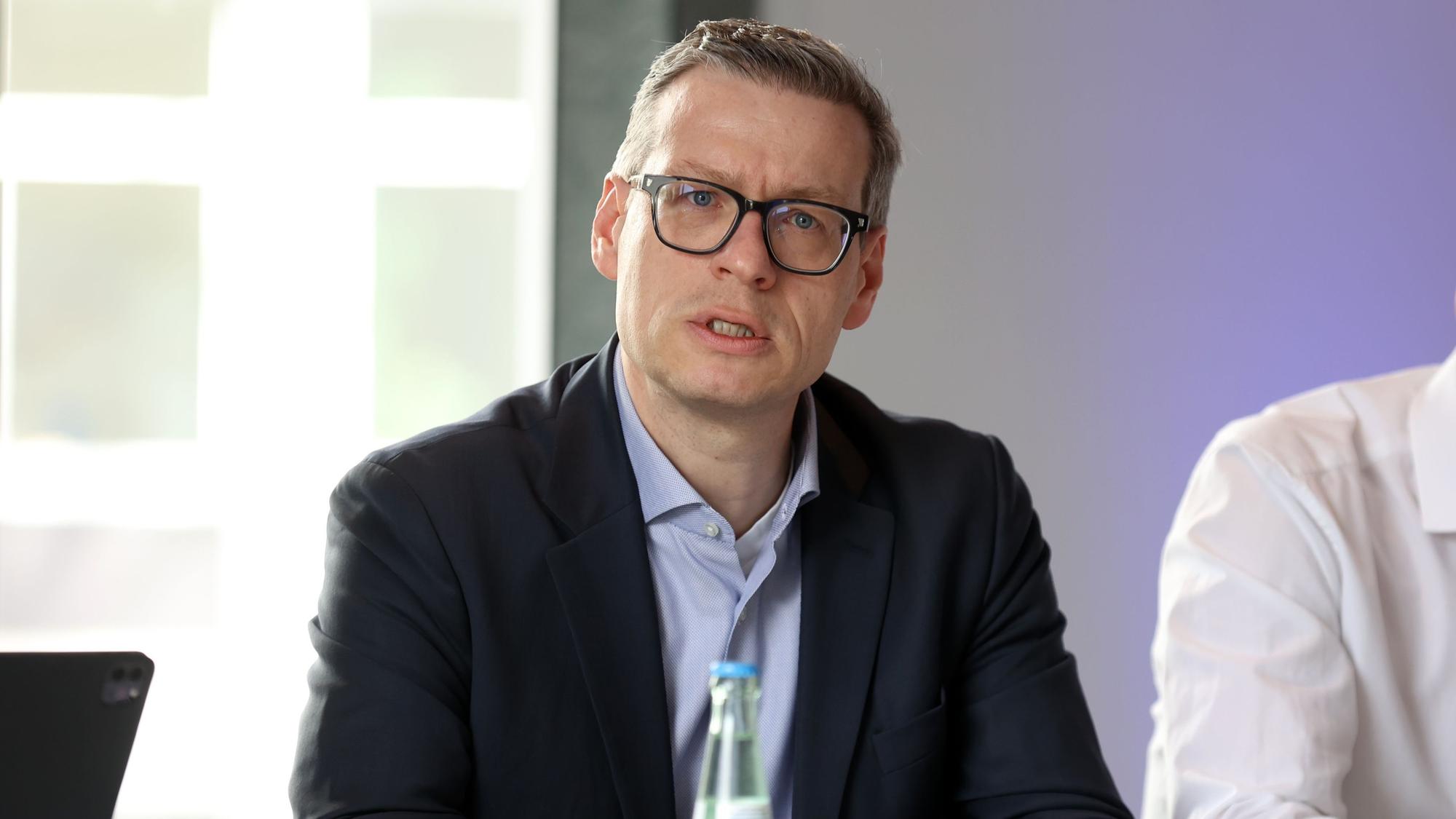 17.03.2023
Köln:
PK in der IHK
ARBEITGEBER KÖLN, DGB, Handwerkskammer zu Köln und Industrie- und Handelskammer ziehen eine Halbzeitbilanz nach zwei Jahren Ratsbündnis aus Grünen, CDU und Volt
Dirk Wasmuth
Foto: Martina Goyert,
