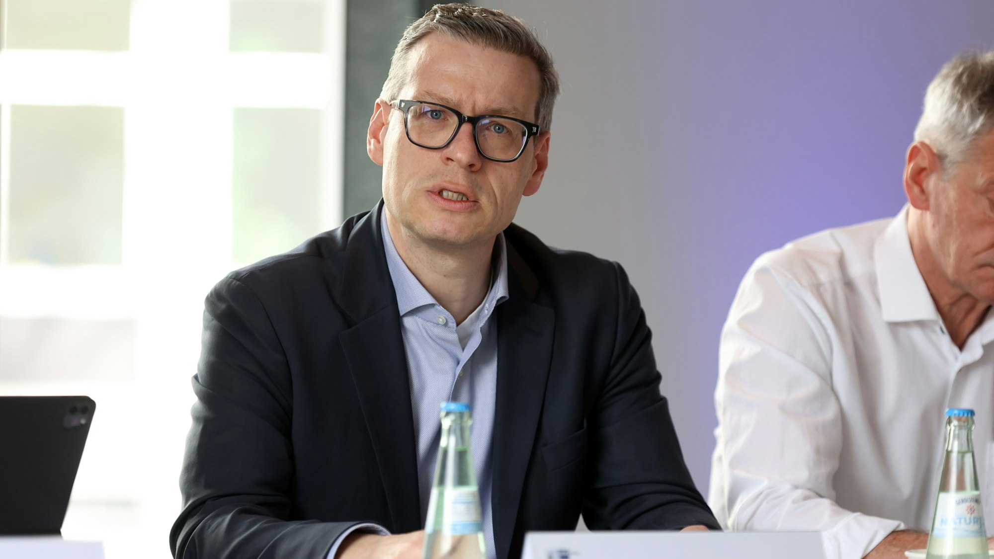 Dirk Wasmuth vom Arbeitgeber-Verband Köln spricht bei der Pressekonferenz.