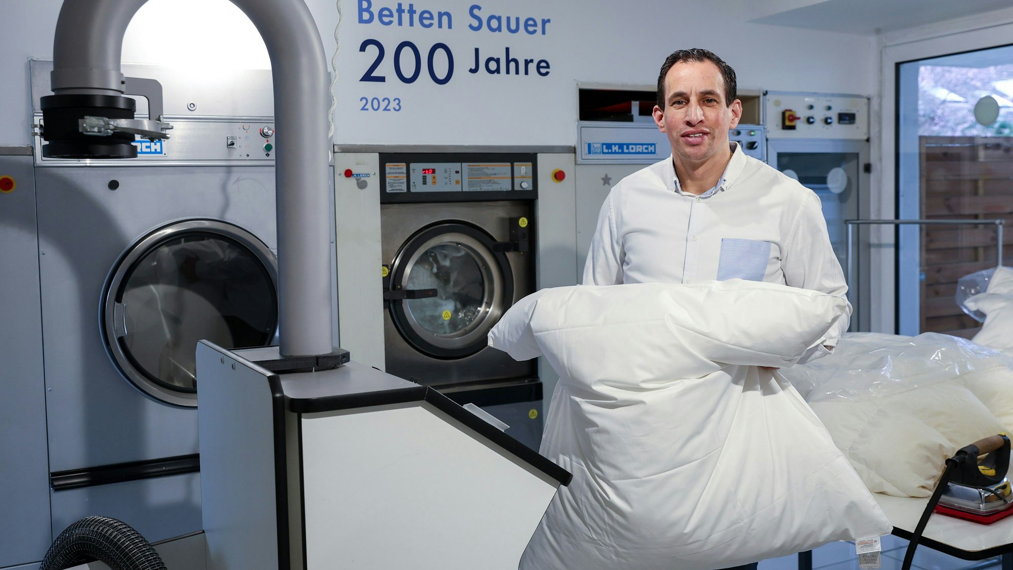 Michael Gouram vor großen Waschmaschinen.