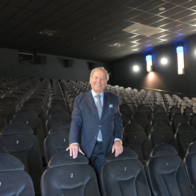Helmut Brunotte im großen Saal des Cineplex in Bergisch Gladbach-Bensberg.