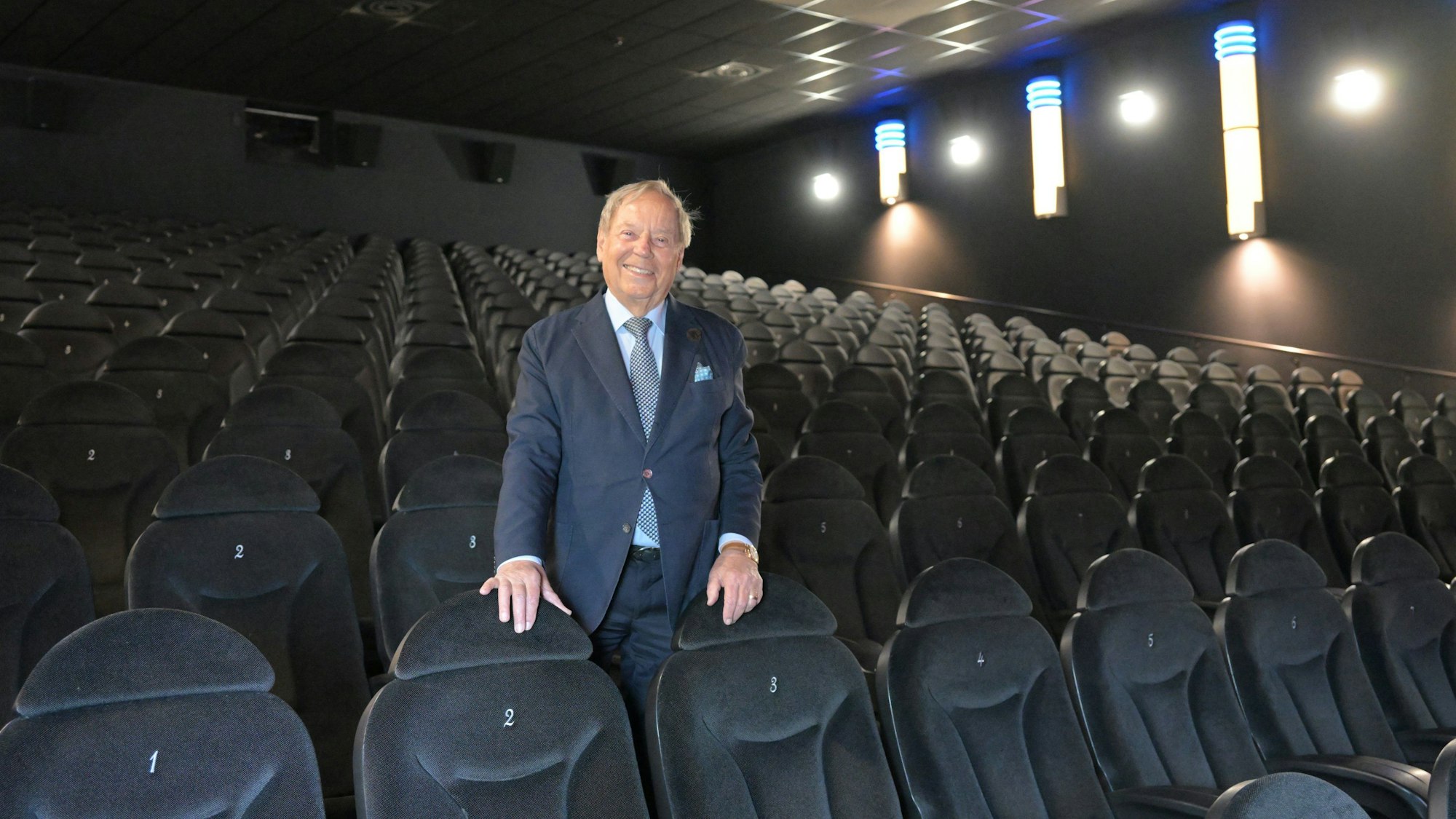 Helmut Brunotte im großen Saal des Cineplex in Bergisch Gladbach-Bensberg.