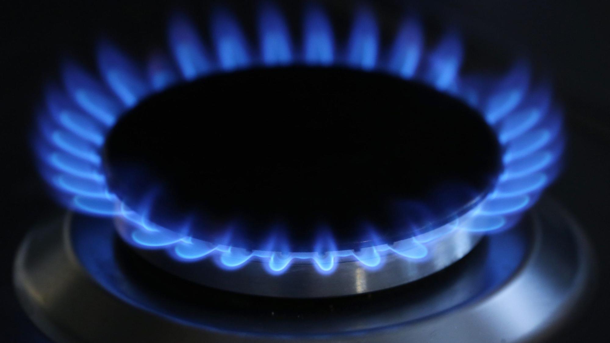 Eine Gasflamme brennt auf einem Küchenherd. (Symbolbild)