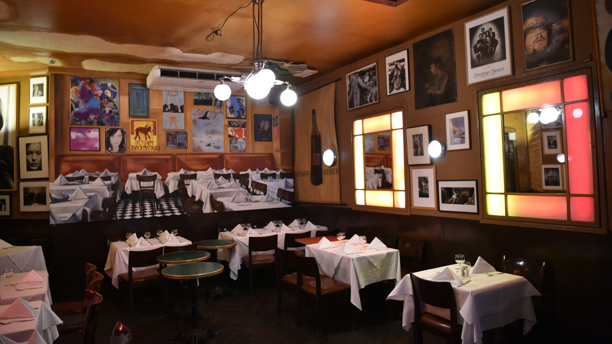 Gedeckte Tische in einem Restaurant.