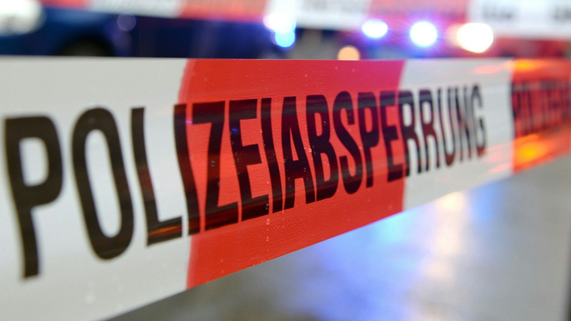 Polizeiabsperrung mit rot-weißem Absperrband (Symbolbild)