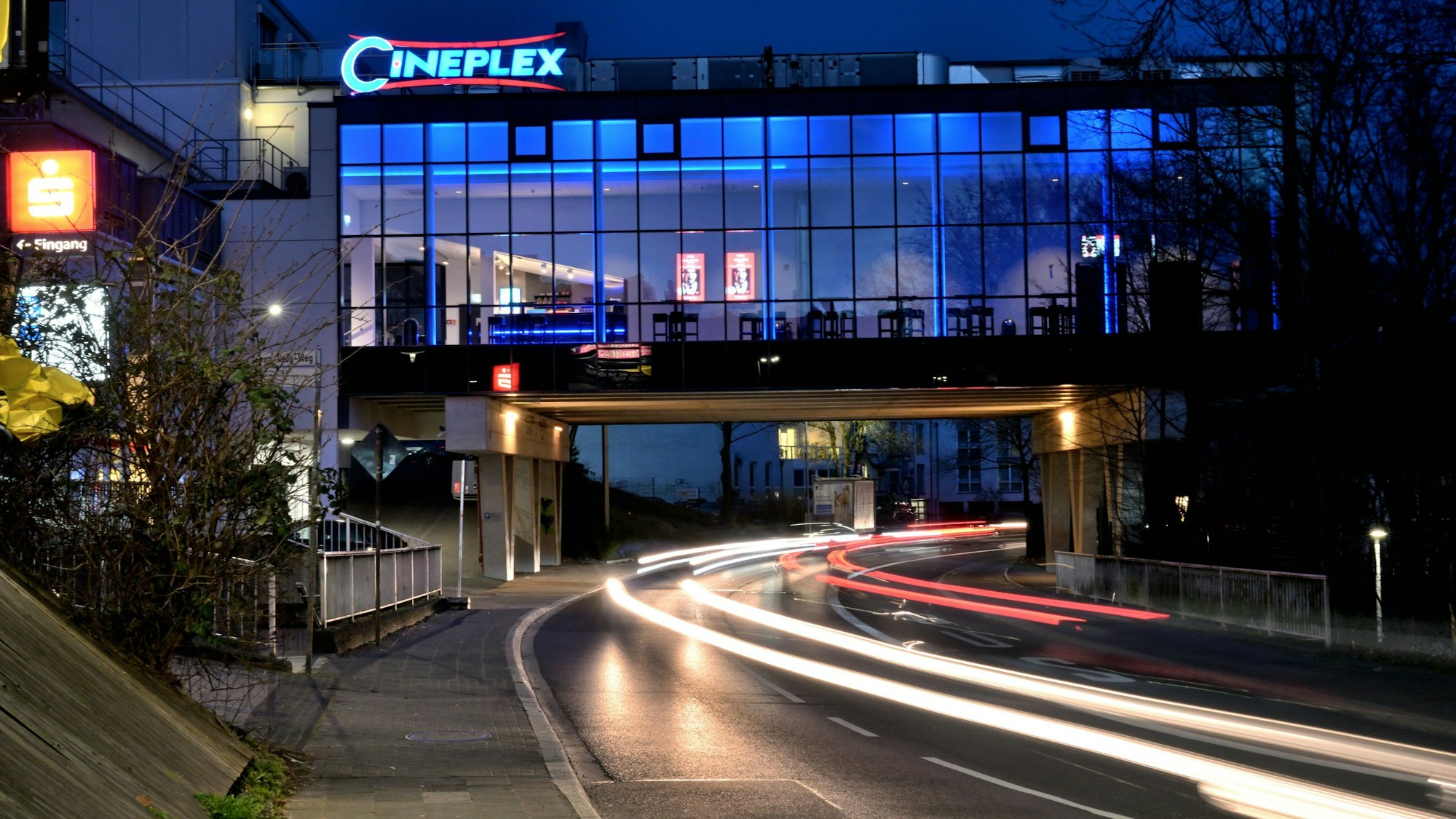 Die blau beleuchtete Überbauung des Cineplex in Bergisch Gladbach-Bensberg.