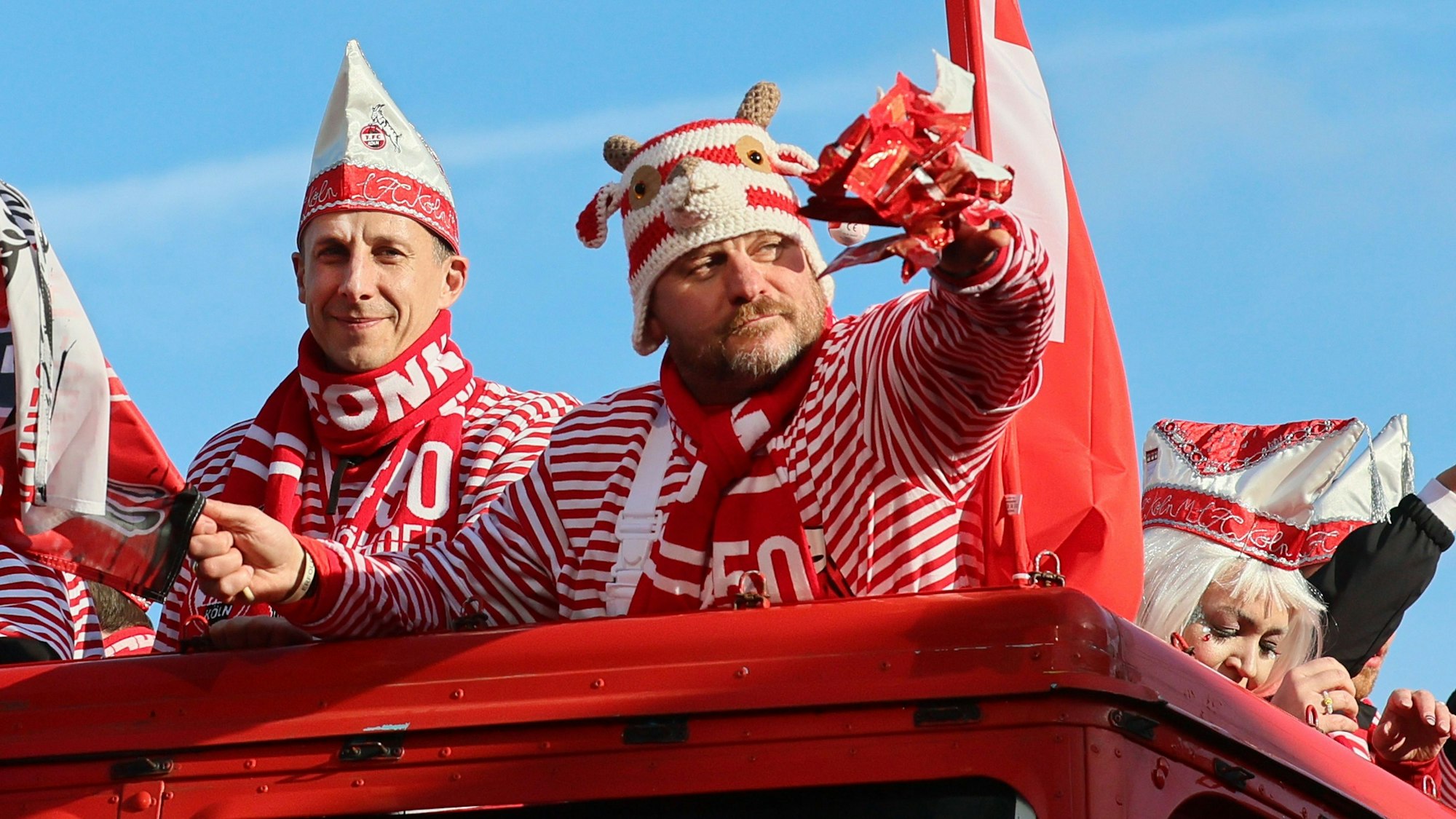 Rosenmontagszug, 1. FC Köln von links: Christian Keller, Steffen Baumgart, 20.02.2023, Bild: Herbert Bucco