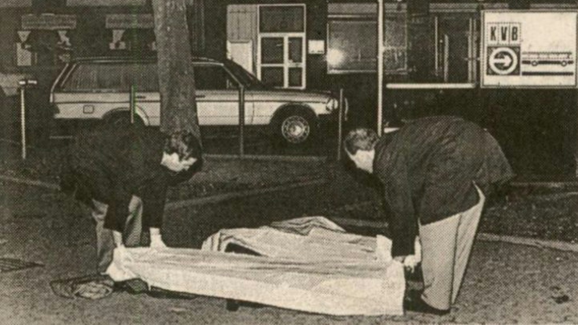 11. September 19992: Bestatter kümmern sich am Tatort um die Leiche von Horst Strohe.