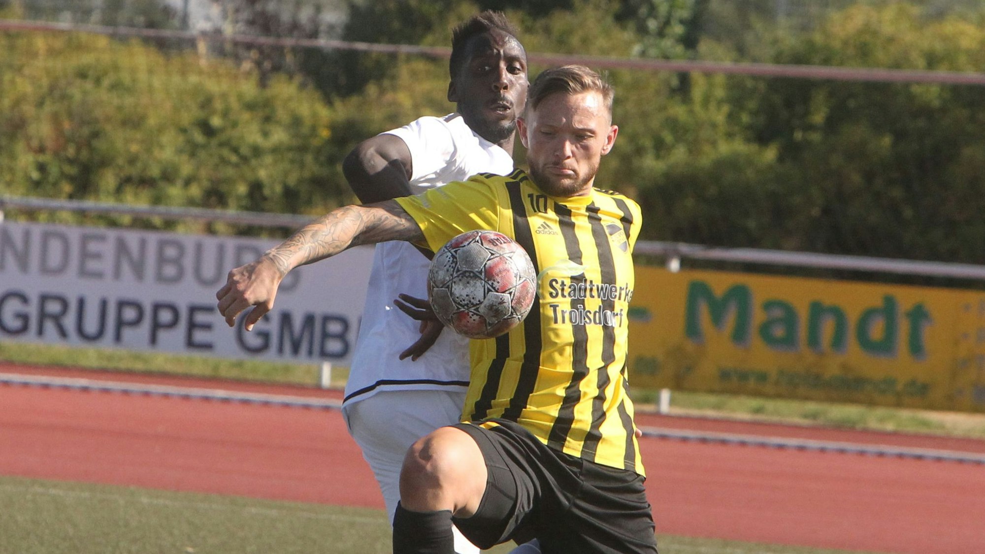 Lukas Püttmann (vorne) vom 1. FC Spich