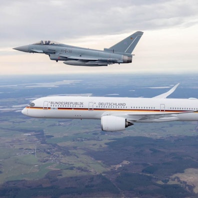 Ein Eurofighter der Luftwaffe fliegt neben dem Airbus A350 „Theodor Heuss“.