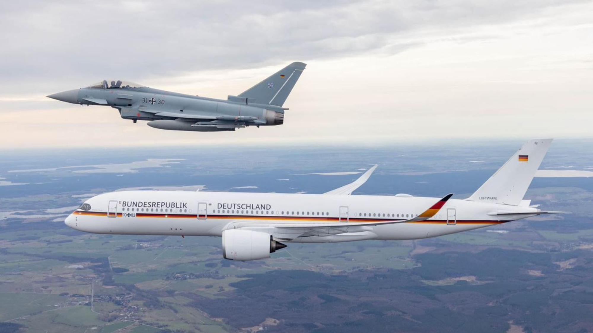 Ein Eurofighter der Luftwaffe fliegt neben dem Airbus A350 „Theodor Heuss“.