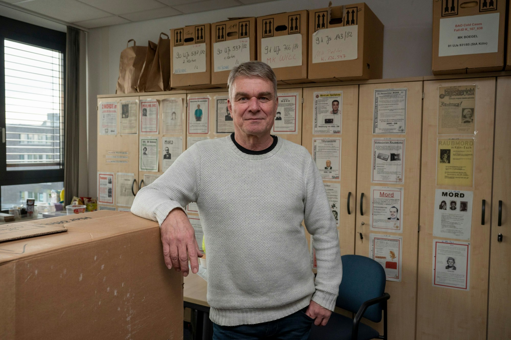 Markus Weber vor Aktenschränken.