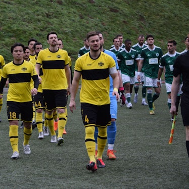 Kapitän Sven Wurm, Matti Fiedler und Shunya Hashimoto (von rechts) schreiten voran.